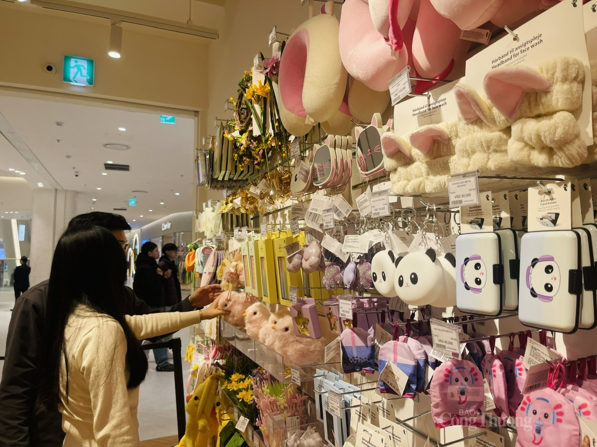 Các món quà thiết thực cũng được nhiều nam giới lựa chọn để tặng. Ảnh: Nguyễn Thanh Các món quà thiết thực cũng được nhiều nam giới lựa chọn để tặng. Ảnh: Nguyễn Thanh