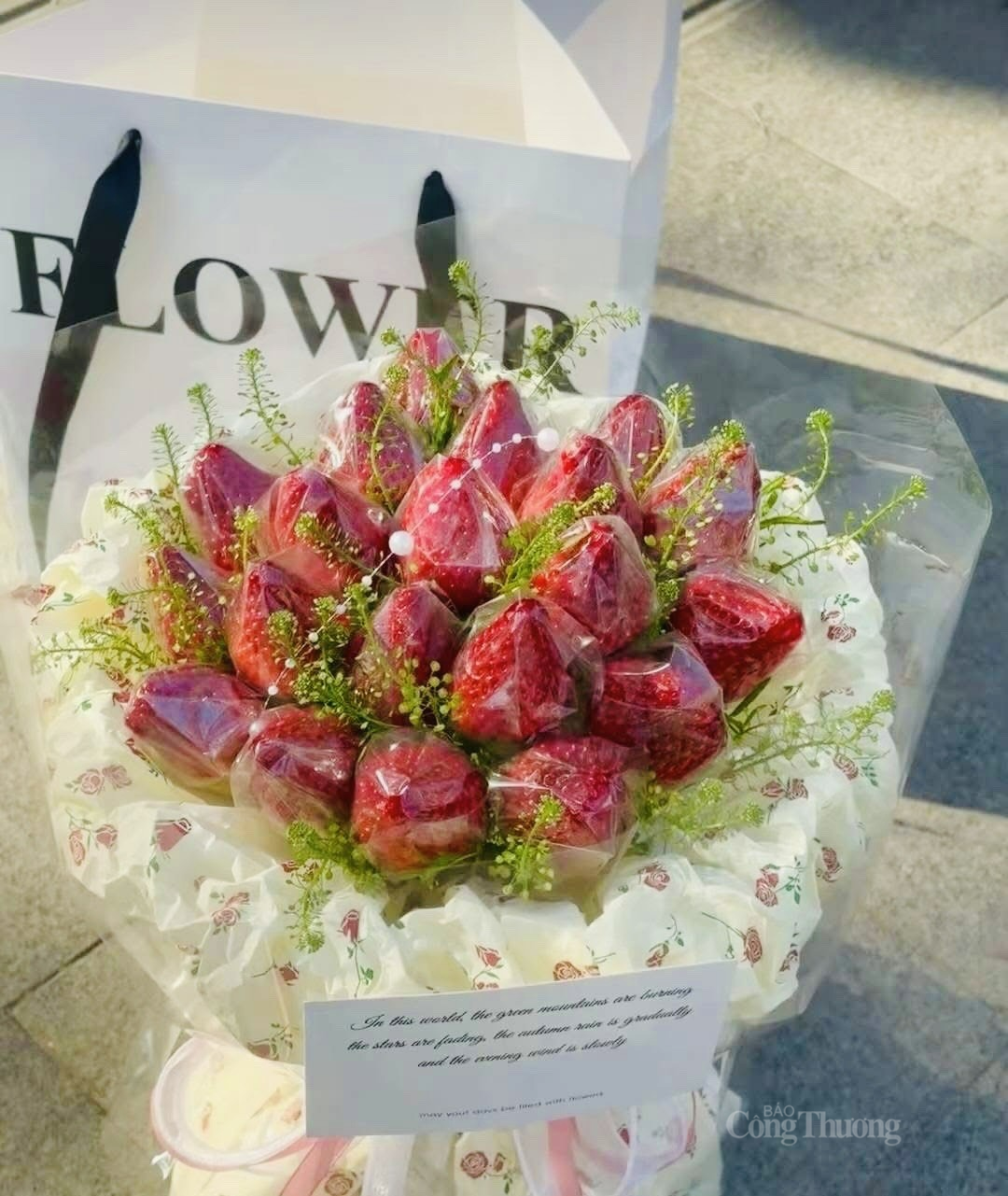 Bó hoa dâu tây ngọt ngào được các chị em yêu thích. Ảnh: Nguyễn Thanh Bó hoa dâu tây ngọt ngào được các chị em yêu thích. Ảnh: Nguyễn Thanh