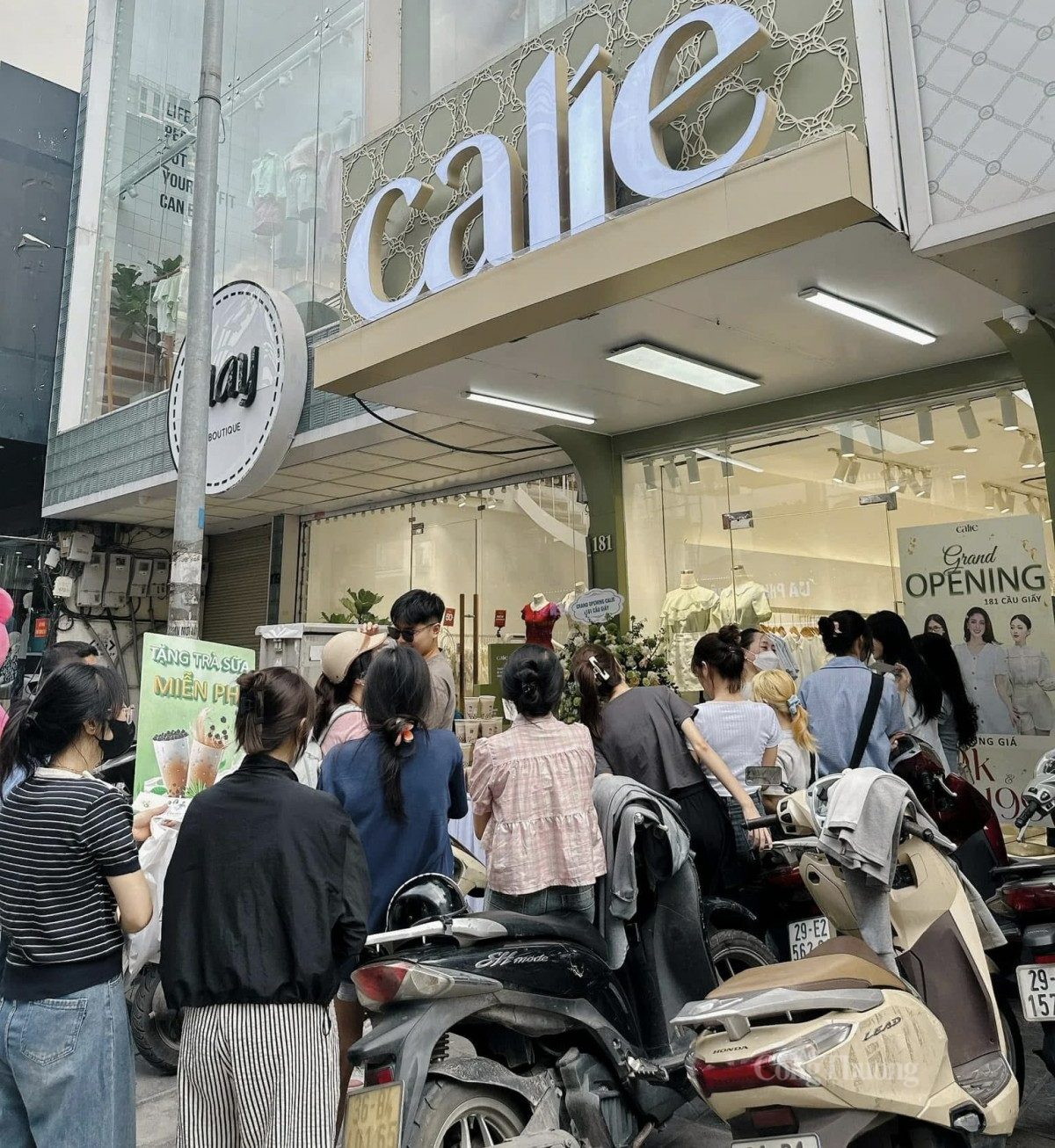 Thời trang luôn là món quà được chị em đặc biệt đam mê. Ảnh: Nguyễn Thanh Thời trang luôn là món quà được chị em đặc biệt đam mê. Ảnh: Nguyễn Thanh