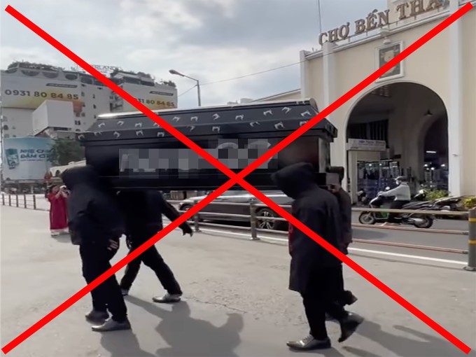 Nhóm thanh niên khiêng quan tài đi qua lại trước chợ Bến Thành. (Ảnh: Cắt từ clip). Nhóm thanh niên khiêng quan tài đi qua lại trước chợ Bến Thành. (Ảnh: Cắt từ clip).