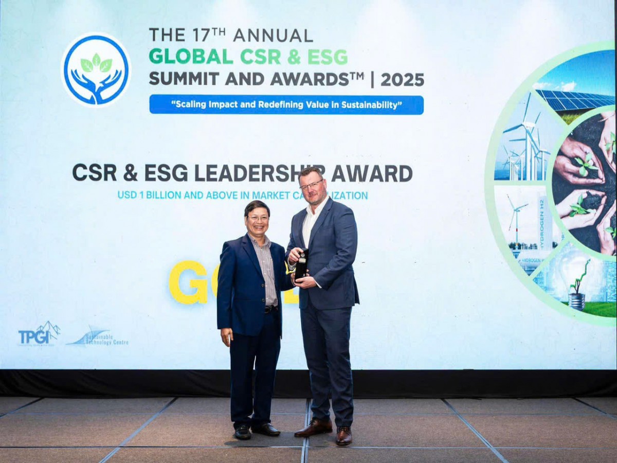 Ông Jakub Kudrna - Giám đốc Chiến lược Kinh doanh kiêm Chủ tịch Ban chỉ đạo ESG của Home Credit Việt Nam nhận giải thưởng CSR & ESG 2025 Ông Jakub Kudrna - Giám đốc Chiến lược Kinh doanh kiêm Chủ tịch Ban chỉ đạo ESG của Home Credit Việt Nam nhận giải thưởng CSR & ESG 2025