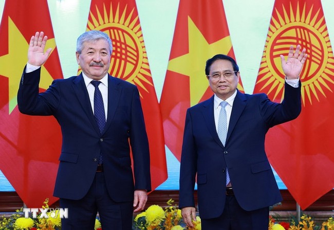 Bộ trưởng Nguyễn Hồng Diên tham gia đón Thủ tướng Kyrgyzstan Bộ trưởng Nguyễn Hồng Diên tham gia đón Thủ tướng Kyrgyzstan