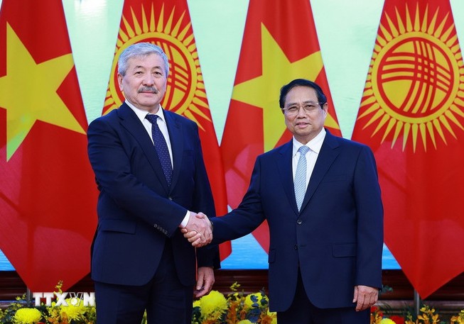 Bộ trưởng Nguyễn Hồng Diên tham gia đón Thủ tướng Kyrgyzstan Bộ trưởng Nguyễn Hồng Diên tham gia đón Thủ tướng Kyrgyzstan