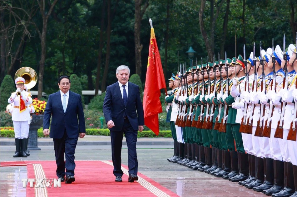 Bộ trưởng Nguyễn Hồng Diên tham gia đón Thủ tướng Kyrgyzstan