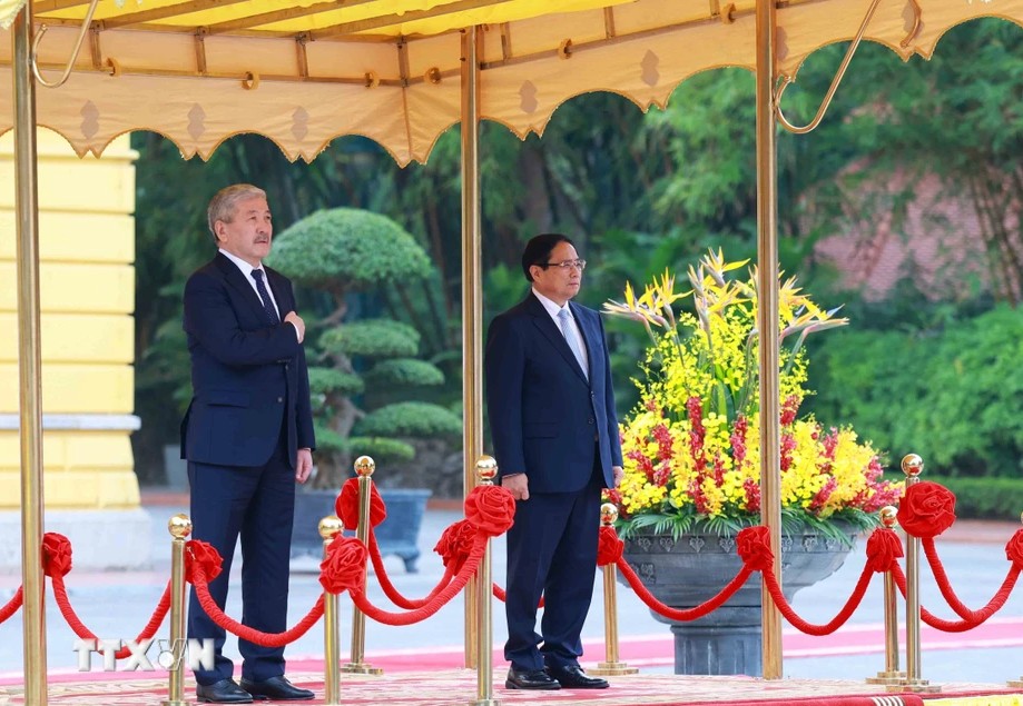 Bộ trưởng Nguyễn Hồng Diên tham gia đón Thủ tướng Kyrgyzstan Bộ trưởng Nguyễn Hồng Diên tham gia đón Thủ tướng Kyrgyzstan