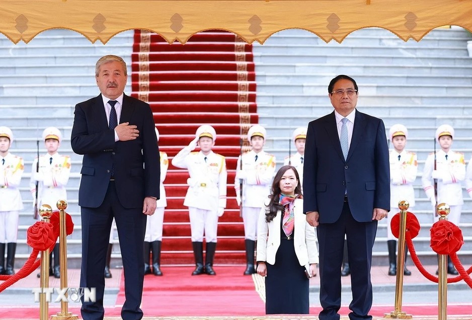 Bộ trưởng Nguyễn Hồng Diên tham gia đón Thủ tướng Kyrgyzstan Bộ trưởng Nguyễn Hồng Diên tham gia đón Thủ tướng Kyrgyzstan