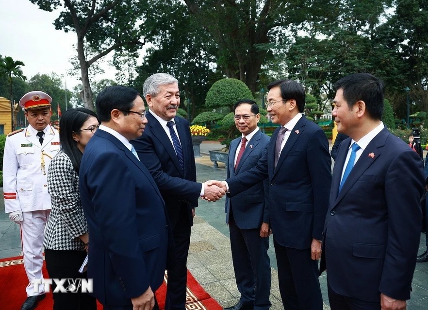 Bộ trưởng Nguyễn Hồng Diên tham gia đón Thủ tướng Kyrgyzstan Bộ trưởng Nguyễn Hồng Diên tham gia đón Thủ tướng Kyrgyzstan