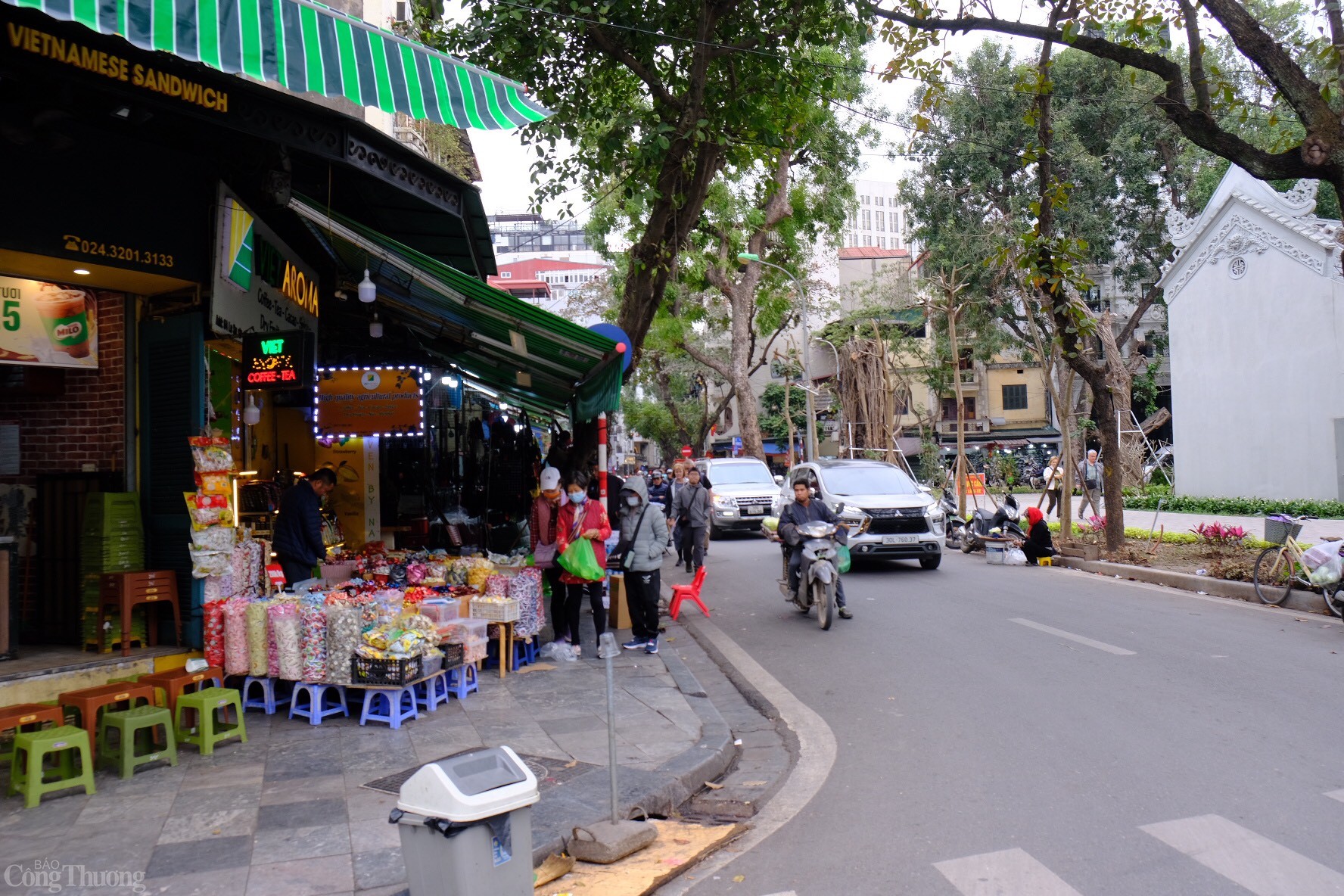 Đồng thời, thành phố hỗ trợ thực hiện di dời, tái định cư, tạm cư theo quy định, hỗ trợ trong quá trình di chuyển, triển khai dự án đầu tư tại vị trí mới; đảm bảo điều kiện hoạt động của cơ quan, doanh nghiệp, ổn định sinh hoạt, đời sống của nhân dân. Ảnh: Lê An