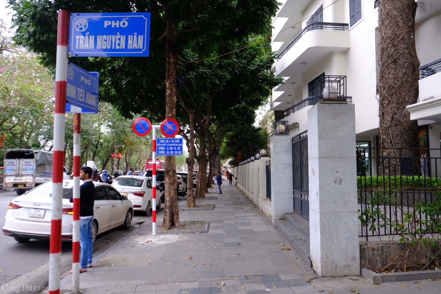 Mới đây, Chủ tịch UBND TP. Hà Nội Trần Sỹ Thanh vừa có kết luận về vấn đề quy hoạch, cải tạo không gian khu vực phía Đông hồ Hoàn Kiếm. Cụ thể, nhằm phát huy giá trị không gian di tích quốc gia đặc biệt hồ Hoàn Kiếm và phụ cận, Hà Nội cho rằng việc nghiên cứu quy hoạch, cải tạo tại khu vực phía Đông hồ Hoàn Kiếm theo hướng tăng cường không gian công cộng, không gian mở, phục vụ cộng đồng nhân dân Thủ đô. Ảnh: Lê An