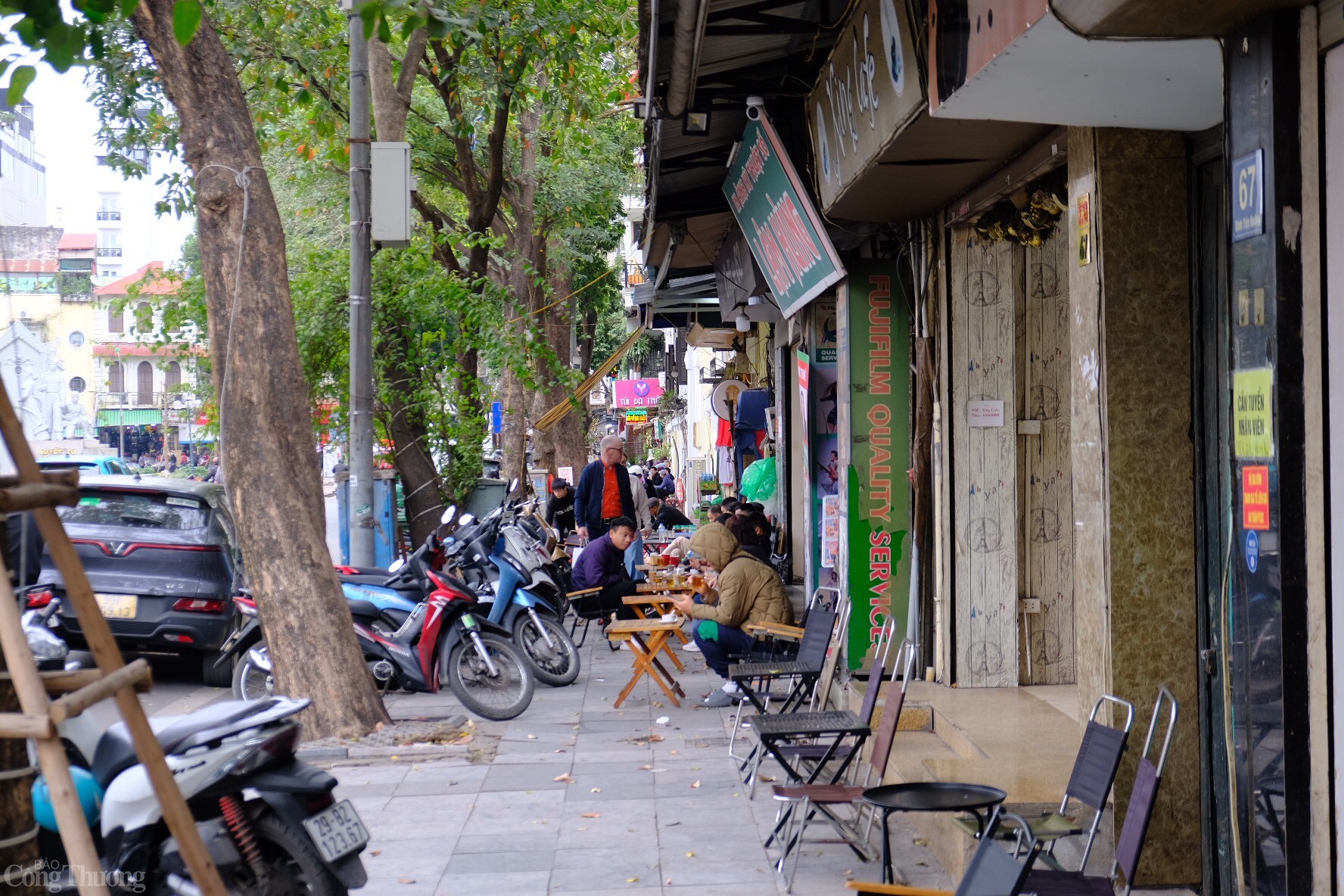 Hiện nay, khu vực phố Đinh Tiên Hoàng được người dân kinh doanh cà phê, nước uống phục vụ du khách. Ảnh: Lê An