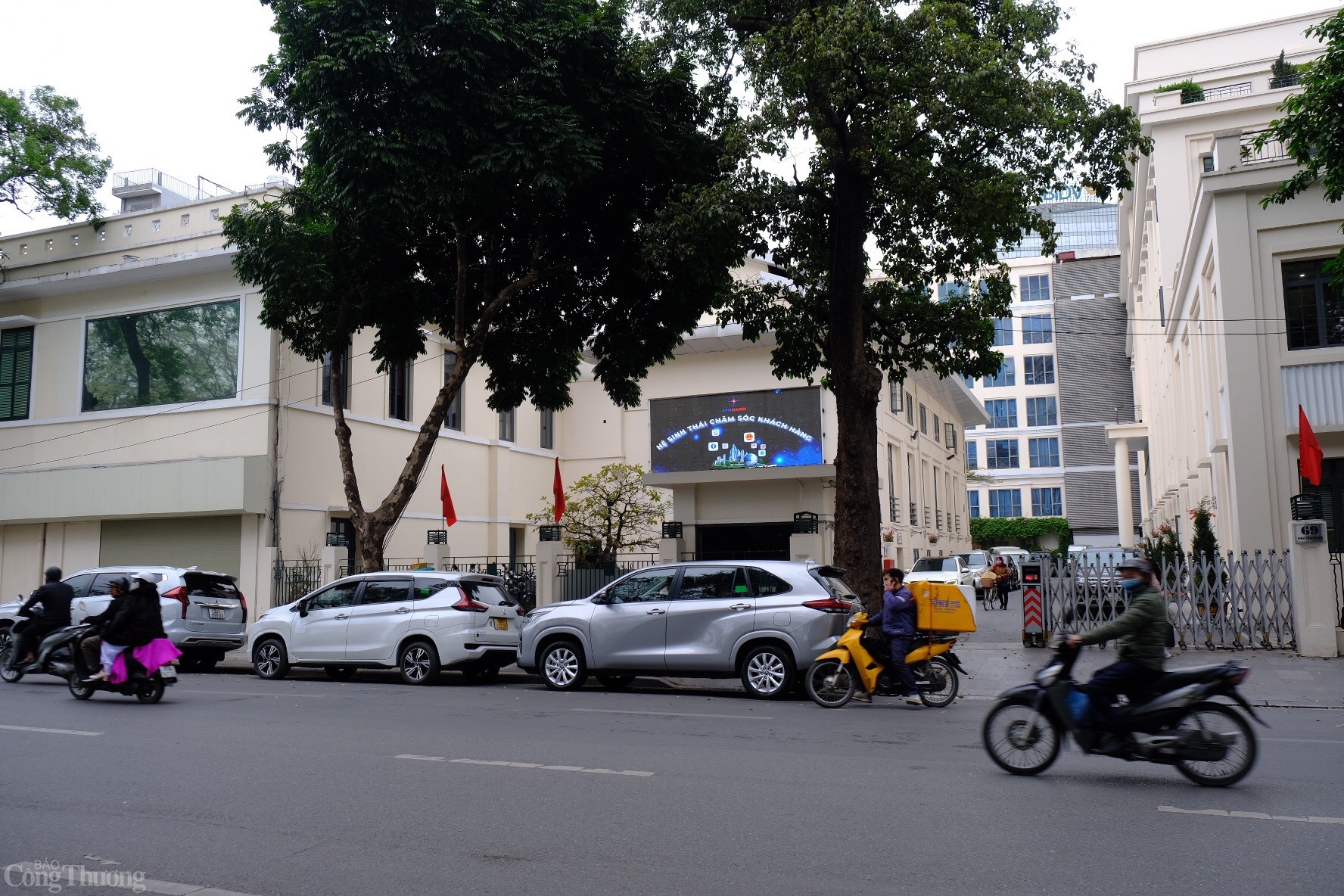 Khu vực này hiện có trụ sở Tổng công ty Điện lực TP. Hà Nội và dãy số nhà lẻ từ 61 đến 67. Hà Nội đề nghị Tập đoàn Điện lực Việt Nam, Tổng Công ty Điện lực miền Bắc, Tổng Công ty Truyền tải điện quốc gia, Tổng Công ty Điện lực TP Hà Nội phối hợp với các cơ quan liên quan để bàn bạc, thống nhất phương án, cách thức giải quyết, xử lý các công việc liên quan, đảm bảo nhịp nhàng với thời gian nhanh nhất. Ảnh: Lê An