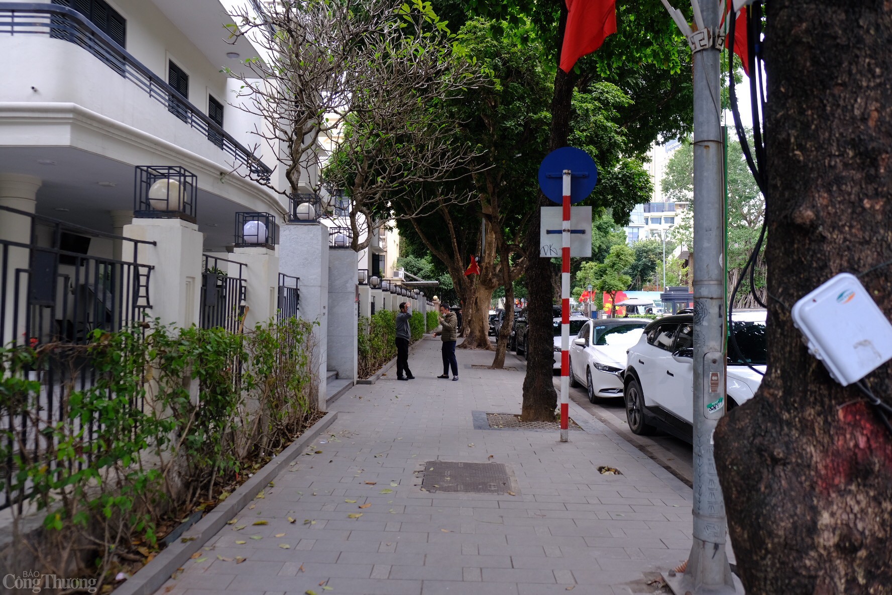 Cụ thể, khu đất dự kiến được sử dụng làm không gian công cộng ngay sát Hồ Hoàn Kiếm, tiếp giáp với các phố Đinh Tiên Hoàng, Trần Nguyên Hãn, Lý Thái Tổ,... Ảnh: Lê An