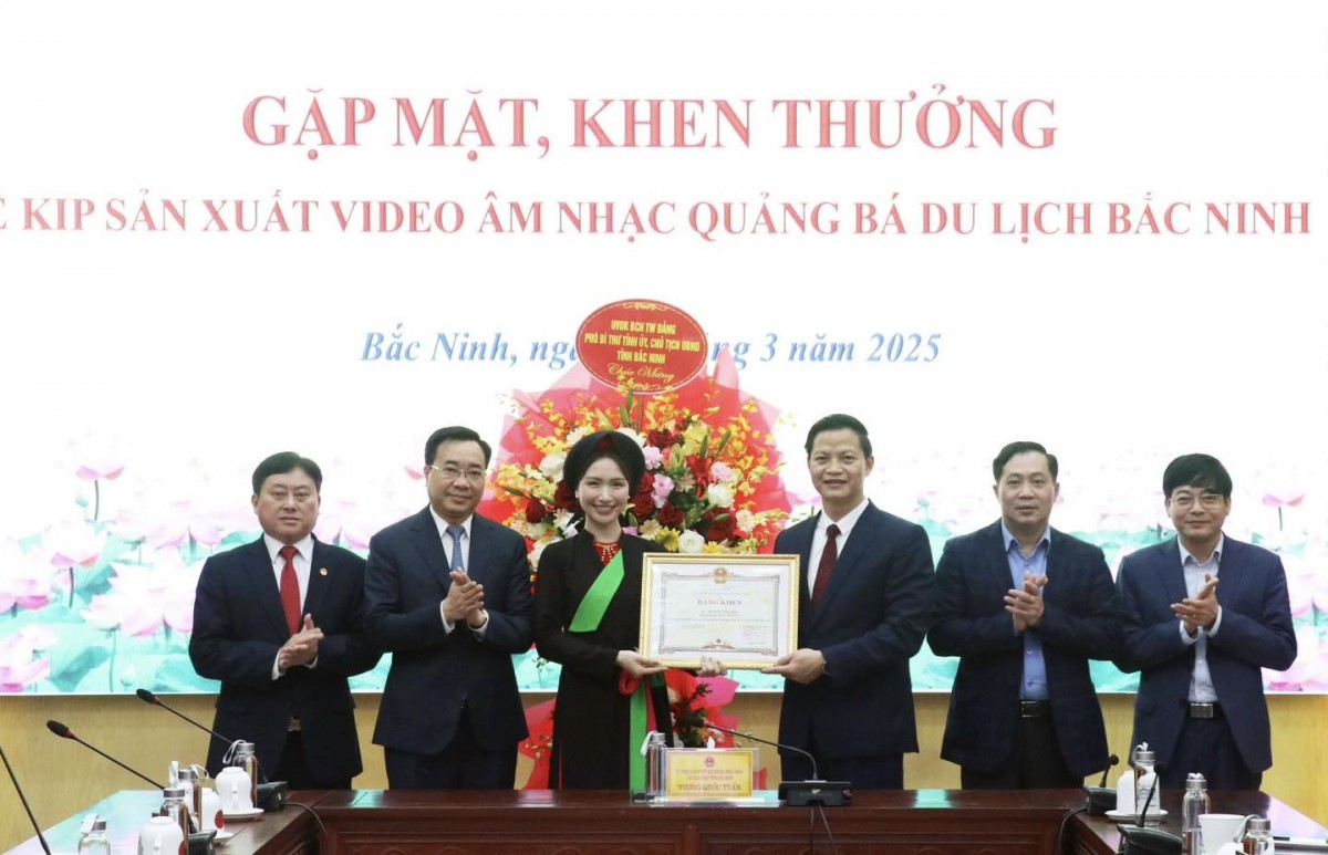 UBND tỉnh Bắc Ninh trao bằng khen cho ekip, đánh dấu sự kỳ vọng về một sản phẩm âm nhạc có giá trị quảng bá văn hóa, du lịch sâu sắc. (Ảnh: FBNV). UBND tỉnh Bắc Ninh trao bằng khen cho ekip, đánh dấu sự kỳ vọng về một sản phẩm âm nhạc có giá trị quảng bá văn hóa, du lịch sâu sắc. (Ảnh: FBNV).