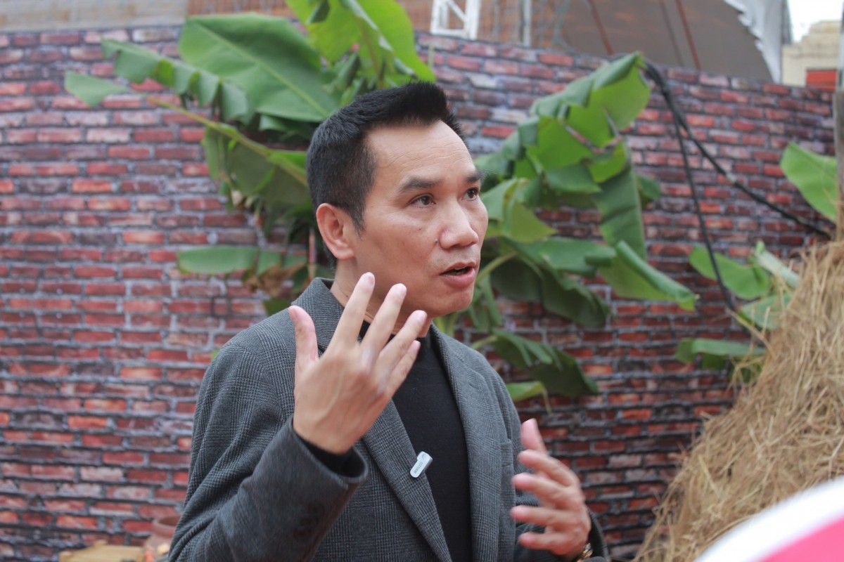 Nhà báo Ngô Bá Lục đánh giá cao cách chơi chữ khi đặt tên cho MV là “Bắc Bling”, thể hiện tình yêu, sự khiêm tốn của con người Kinh Bắc. (Ảnh: Lưu Hoài). Nhà báo Ngô Bá Lục đánh giá cao cách chơi chữ khi đặt tên cho MV là “Bắc Bling”, thể hiện tình yêu, sự khiêm tốn của con người Kinh Bắc. (Ảnh: Lưu Hoài).