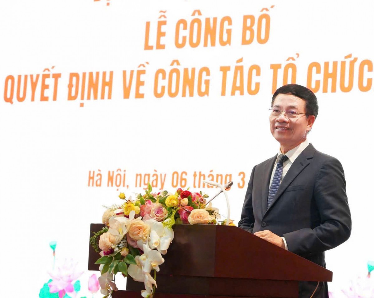 Bộ trưởng Nguyễn Mạnh Hùng Bộ trưởng Nguyễn Mạnh Hùng