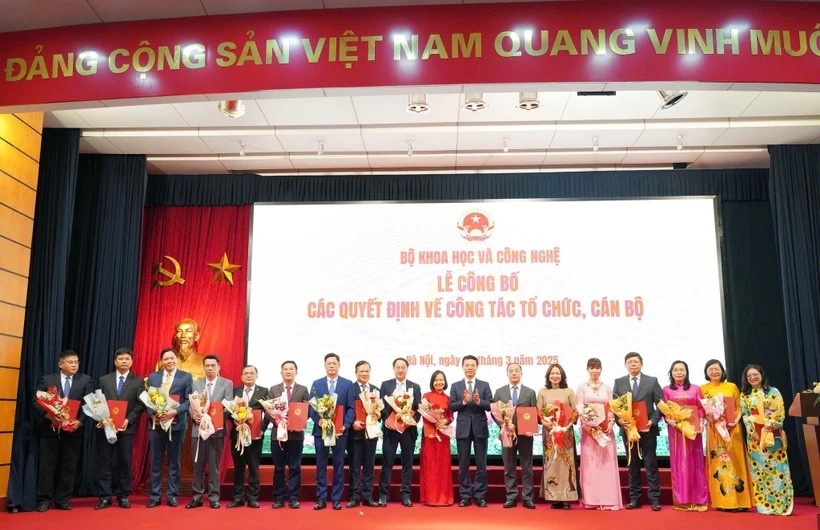 Bộ trưởng Nguyễn Mạnh Hùng trao quyết định. (Ảnh: Bộ Khoa học và Công nghệ). Bộ trưởng Nguyễn Mạnh Hùng trao quyết định. (Ảnh: Bộ Khoa học và Công nghệ).