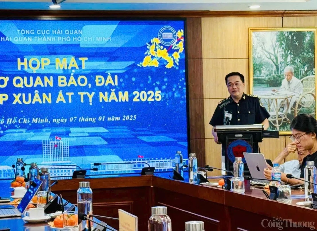 Ông Nguyễn Hoàng Tuấn sẽ đảm nhiệm chức vụ Chi cục trưởng Chi cục Hải quan khu vực II từ ngày 15/3. Ông Nguyễn Hoàng Tuấn sẽ đảm nhiệm chức vụ Chi cục trưởng Chi cục Hải quan khu vực II từ ngày 15/3.