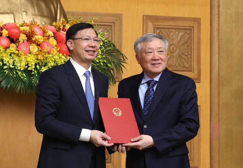 Phó Thủ tướng Thường trực Chính phủ Nguyễn Hòa Bình trao Quyết định bổ nhiệm chức vụ Phó Chủ nhiệm Văn phòng Chính phủ cho ông Phạm Mạnh Cường - Ảnh: VGP/Nguyễn Hoàng Phó Thủ tướng Thường trực Chính phủ Nguyễn Hòa Bình trao Quyết định bổ nhiệm chức vụ Phó Chủ nhiệm Văn phòng Chính phủ cho ông Phạm Mạnh Cường - Ảnh: VGP/Nguyễn Hoàng