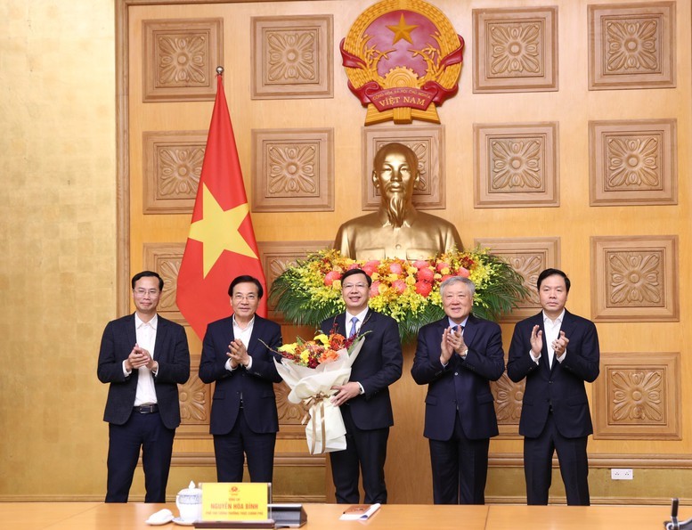 Phó Thủ tướng Nguyễn Hòa Bình, Bộ trưởng, Chủ nhiệm Văn phòng Chính phủ Trần Văn Sơn và các Phó Chủ nhiệm Văn phòng Chính phủ chúc mừng tân Phó Chủ nhiệm Văn phòng Chính phủ Phạm Mạnh Cường - Ảnh: VGP/Nguyễn Hoàng Phó Thủ tướng Nguyễn Hòa Bình, Bộ trưởng, Chủ nhiệm Văn phòng Chính phủ Trần Văn Sơn và các Phó Chủ nhiệm Văn phòng Chính phủ chúc mừng tân Phó Chủ nhiệm Văn phòng Chính phủ Phạm Mạnh Cường - Ảnh: VGP/Nguyễn Hoàng