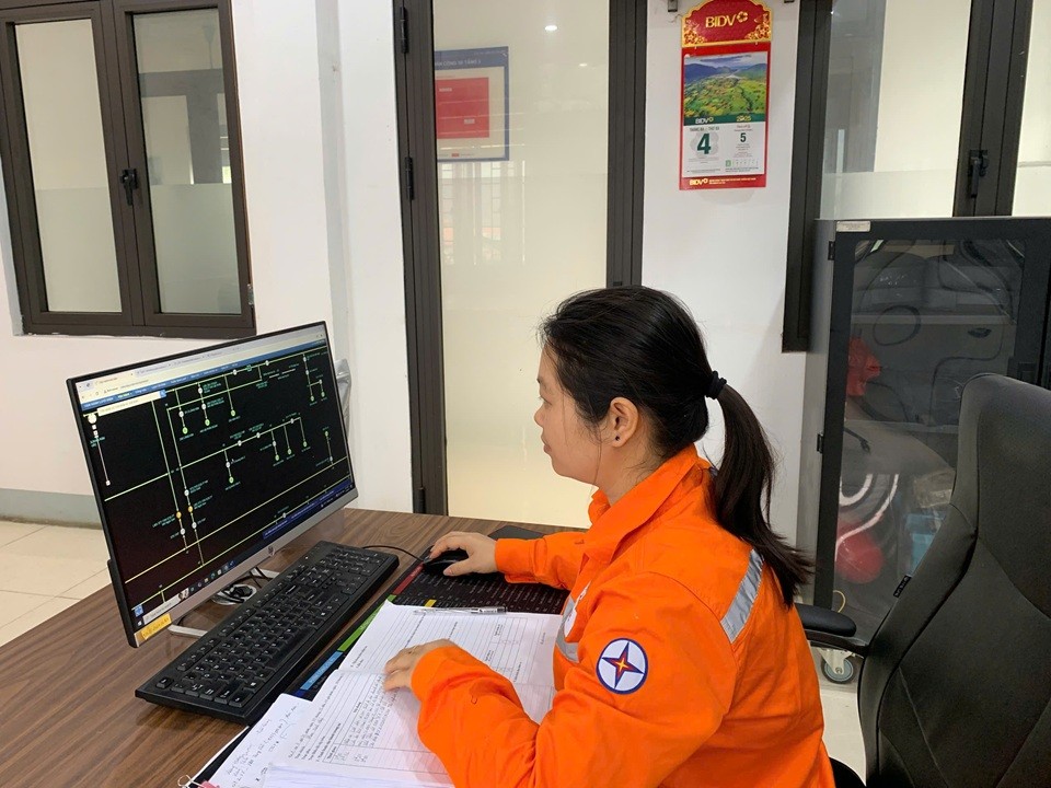 PC Lào Cai: Nữ công nhân đầu tiên đảm nhận trực ca PC Lào Cai: Nữ công nhân đầu tiên đảm nhận trực ca