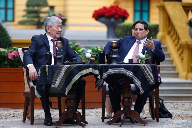 Thủ tướng Phạm Minh Chính và Thủ tướng Kyrgyzstan Adylbek Kasymaliev cùng thưởng thức cà phê Việt Nam. Thủ tướng Phạm Minh Chính và Thủ tướng Kyrgyzstan Adylbek Kasymaliev cùng thưởng thức cà phê Việt Nam.