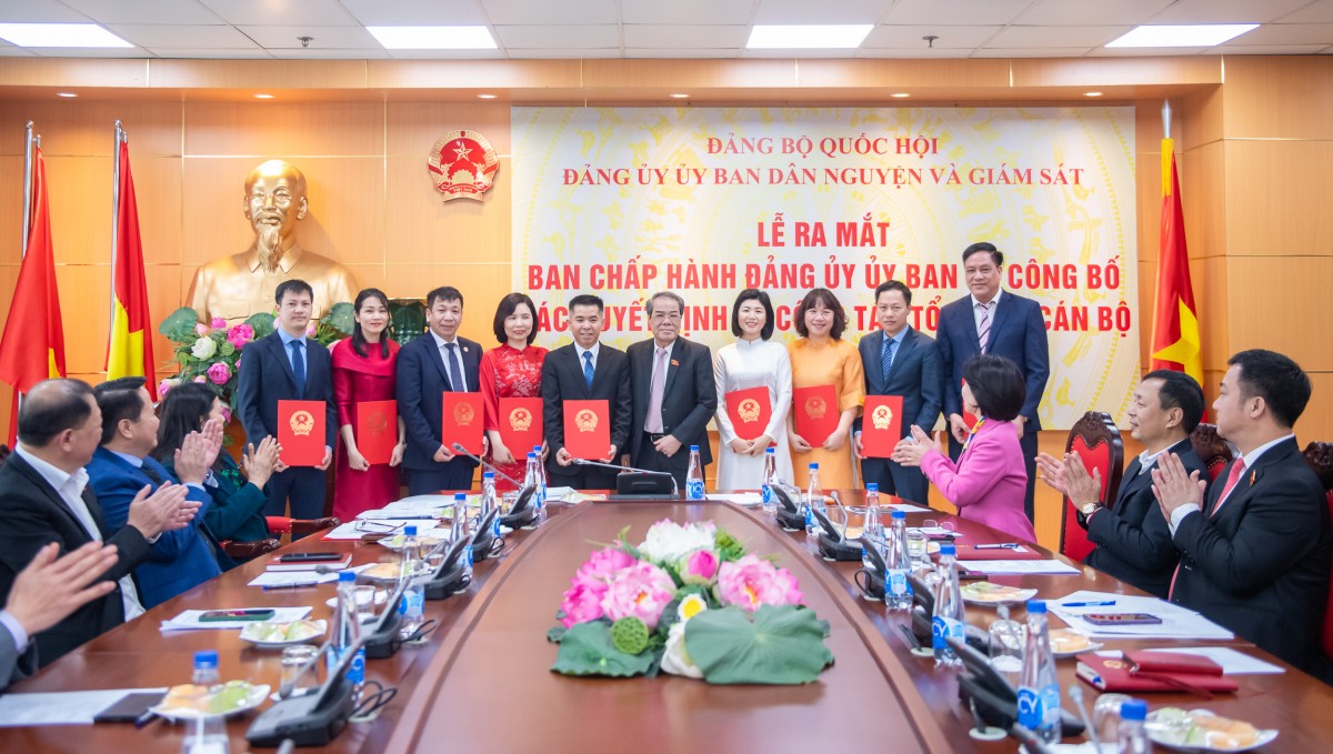 Đồng chí Dương Thanh Bình, Bí thư Đảng ủy, Chủ nhiệm Ủy ban Dân nguyện và Giám sát trao Quyết định bổ nhiệm cho các đồng chí Vụ trưởng, Phó Vụ trưởng Vụ Dân nguyện và Giám sát Đồng chí Dương Thanh Bình, Bí thư Đảng ủy, Chủ nhiệm Ủy ban Dân nguyện và Giám sát trao Quyết định bổ nhiệm cho các đồng chí Vụ trưởng, Phó Vụ trưởng Vụ Dân nguyện và Giám sát