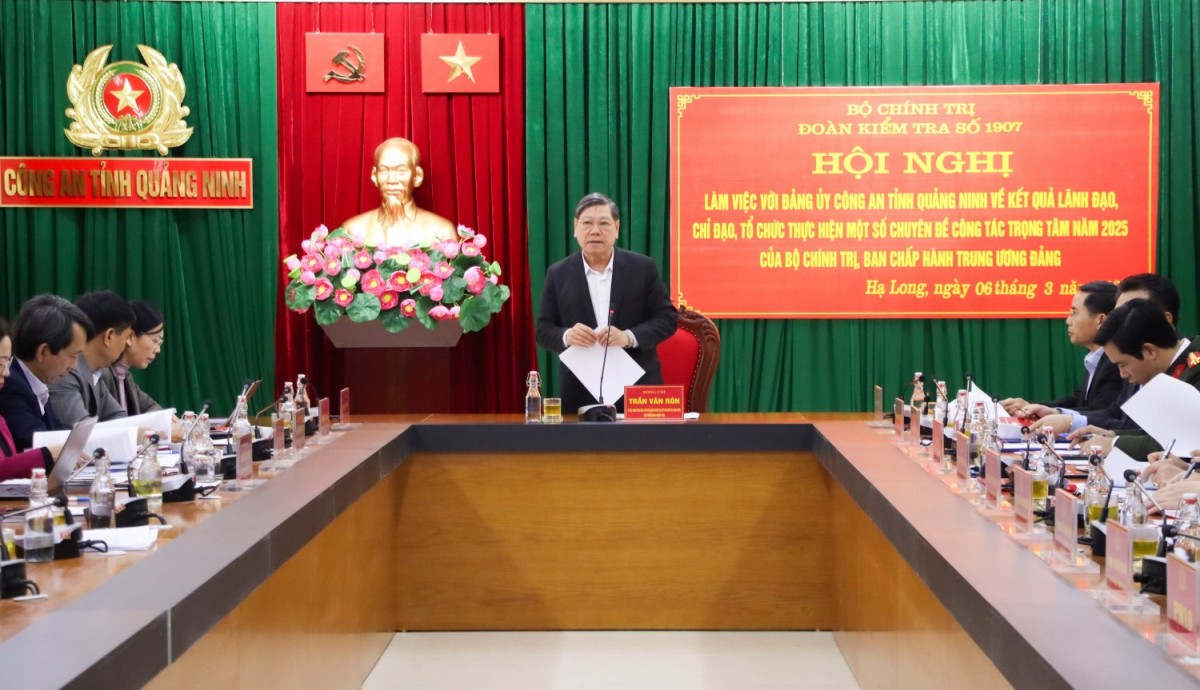 Đồng chí Trần Văn Rón, Ủy viên Trung ương Đảng, Phó Chủ nhiệm Thường trực Ủy ban Kiểm tra Trung ương, Phó Trưởng đoàn phát biểu tại buổi làm việc Đồng chí Trần Văn Rón, Ủy viên Trung ương Đảng, Phó Chủ nhiệm Thường trực Ủy ban Kiểm tra Trung ương, Phó Trưởng đoàn phát biểu tại buổi làm việc