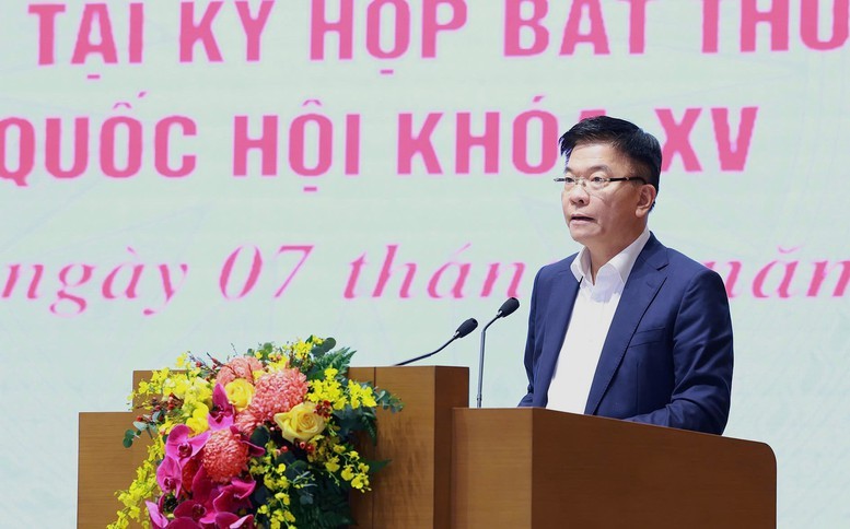 Phó Thủ tướng Lê Thành Long trình bày Báo cáo tóm tắt của Chính phủ về tình hình tổ chức triển khai thi hành các luật, nghị quyết được Quốc hội Khóa XV thông qua tại Kỳ họp bất thường lần thứ 9 - Ảnh: VGP/Nhật Bắc Phó Thủ tướng Lê Thành Long trình bày Báo cáo tóm tắt của Chính phủ về tình hình tổ chức triển khai thi hành các luật, nghị quyết được Quốc hội Khóa XV thông qua tại Kỳ họp bất thường lần thứ 9 - Ảnh: VGP/Nhật Bắc