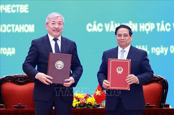 Thủ tướng Phạm Minh Chính và Thủ tướng Kyrgyzstan Adylbek Kasymaliev ký Tuyên bố chung về kết quả chuyến thăm chính thức Việt Nam của Thủ tướng Cộng hòa Kyrgyzstan Adylbek Kasymaliev. Ảnh: Dương Giang/TTXVN Thủ tướng Phạm Minh Chính và Thủ tướng Kyrgyzstan Adylbek Kasymaliev ký Tuyên bố chung về kết quả chuyến thăm chính thức Việt Nam của Thủ tướng Cộng hòa Kyrgyzstan Adylbek Kasymaliev. Ảnh: Dương Giang/TTXVN