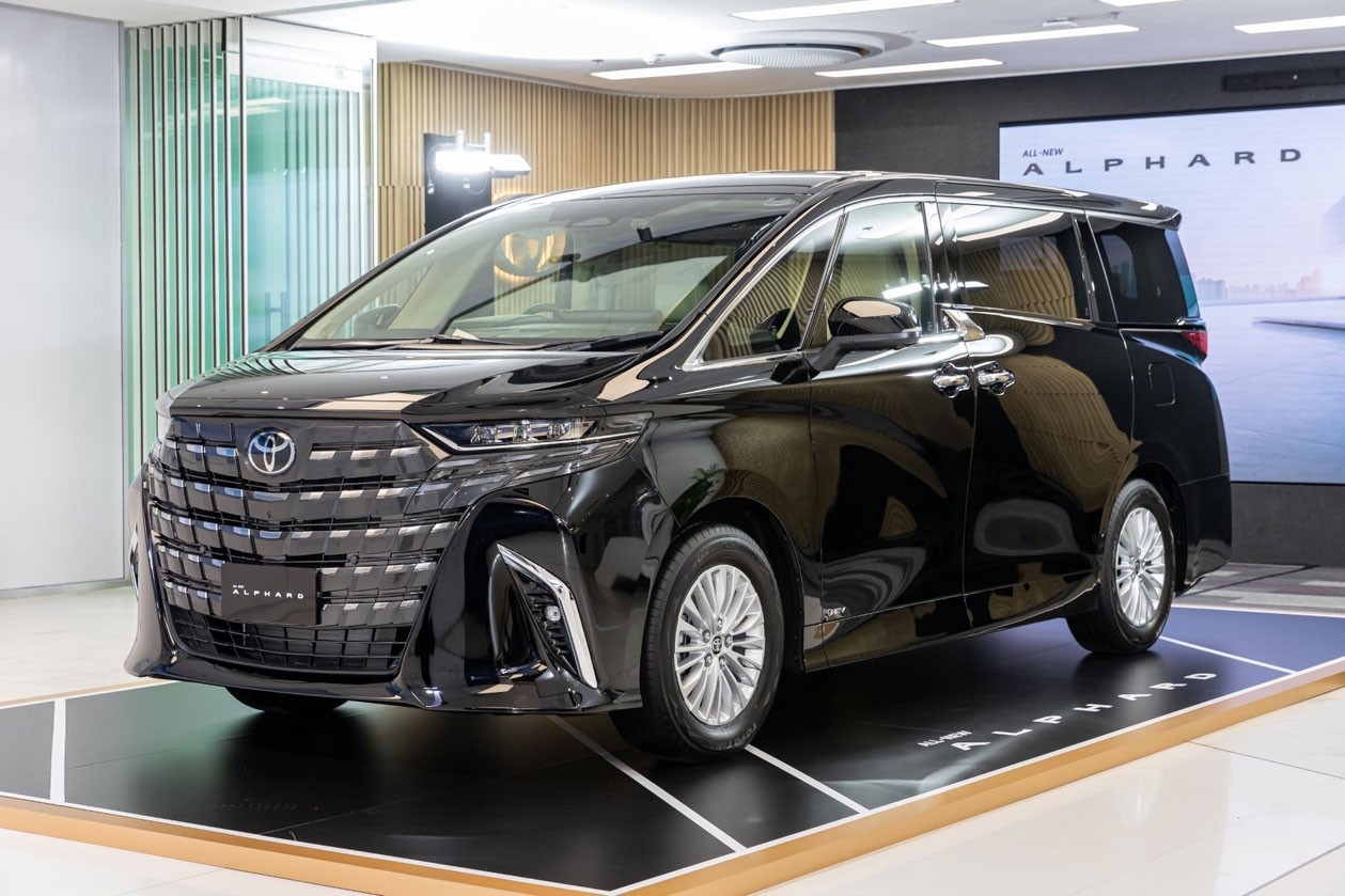 Toyota triệu hồi 10 xế sang Alphard lỗi ốp nắp ca-pô