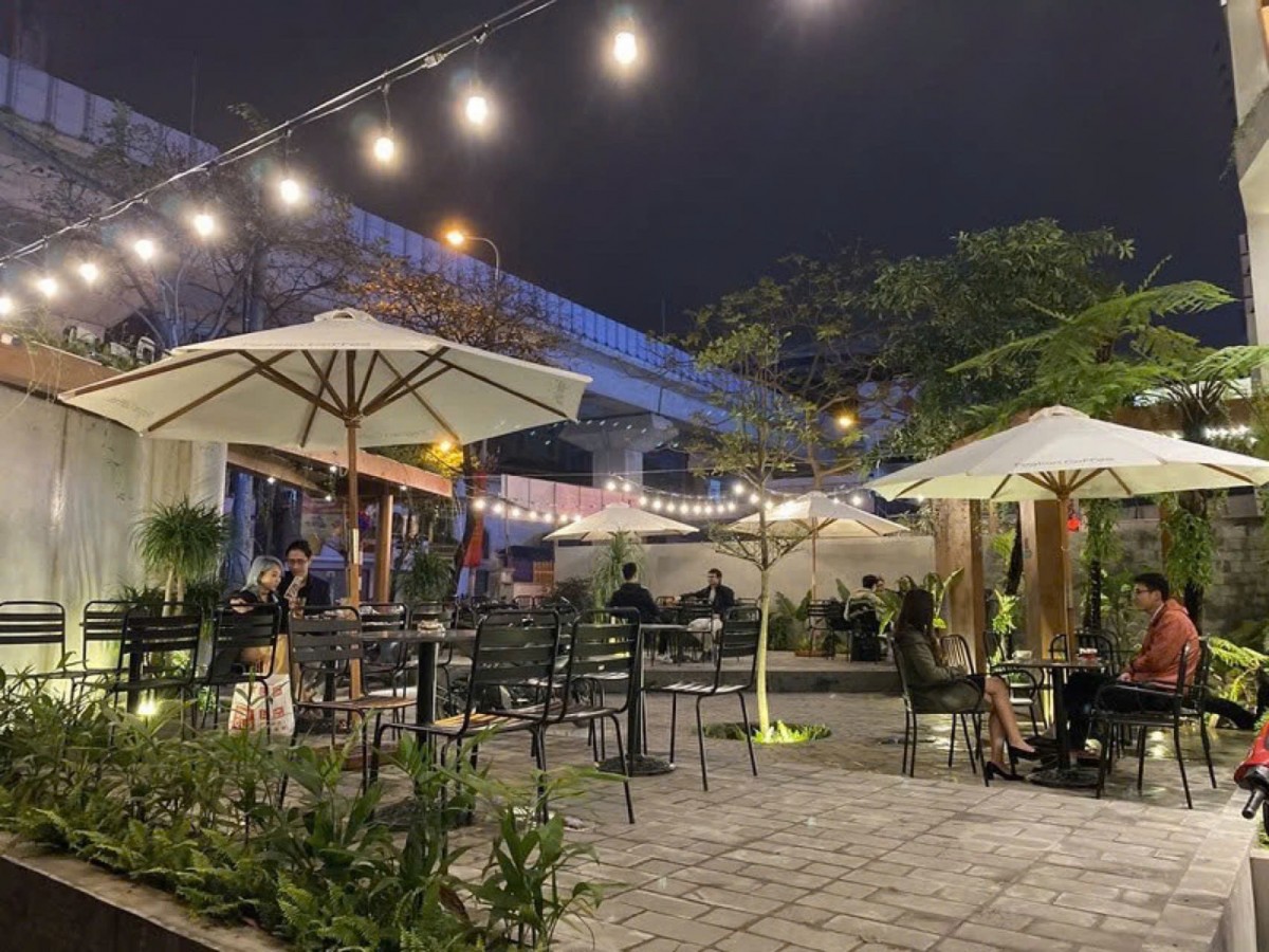Với các mức giá khác nhau phù hợp với nhiều đối tượng, các quán cafe quanh khu vực Hồ Gươm cũng là điểm đến được ưu tiên trong những buổi hẹn hò. Ảnh: Huyền Trang Với các mức giá khác nhau phù hợp với nhiều đối tượng, các quán cafe quanh khu vực Hồ Gươm cũng là điểm đến được ưu tiên trong những buổi hẹn hò. Ảnh: Huyền Trang