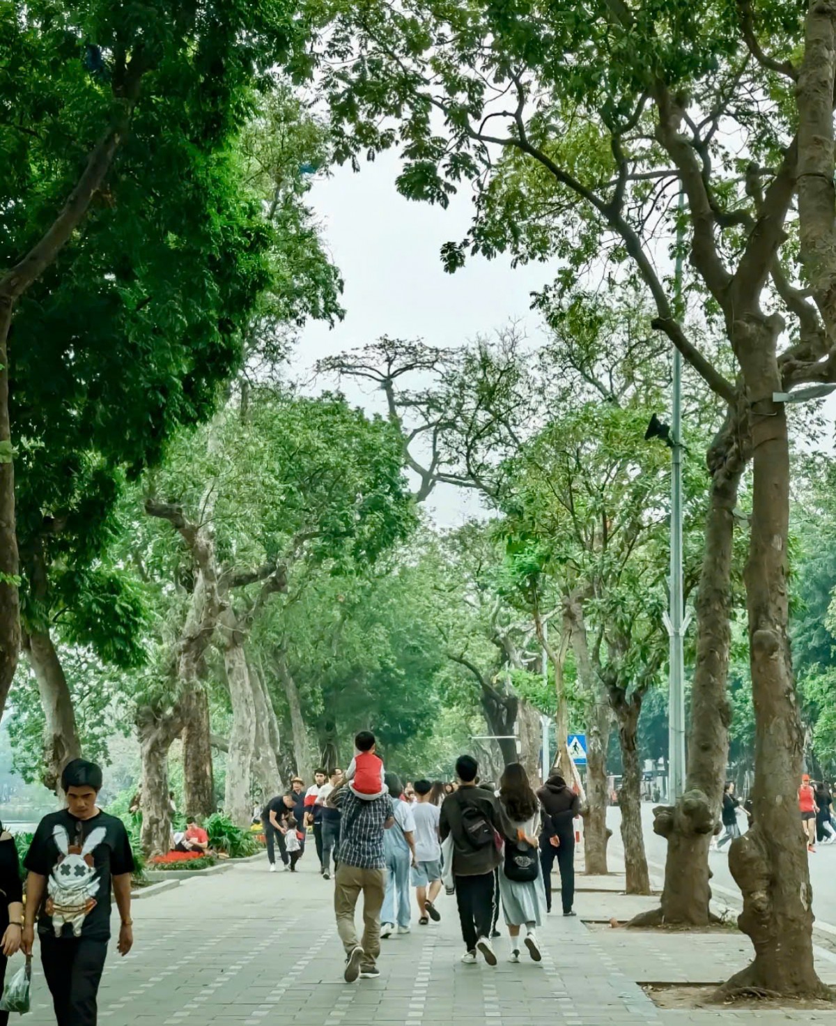 Phố đi bộ Hồ Gươm là địa điểm hẹn hò thích hợp để hẹn hò mà không tốn quá nhiều chi phí. Ảnh: Huyền Trang Phố đi bộ Hồ Gươm là địa điểm hẹn hò thích hợp để hẹn hò mà không tốn quá nhiều chi phí. Ảnh: Huyền Trang