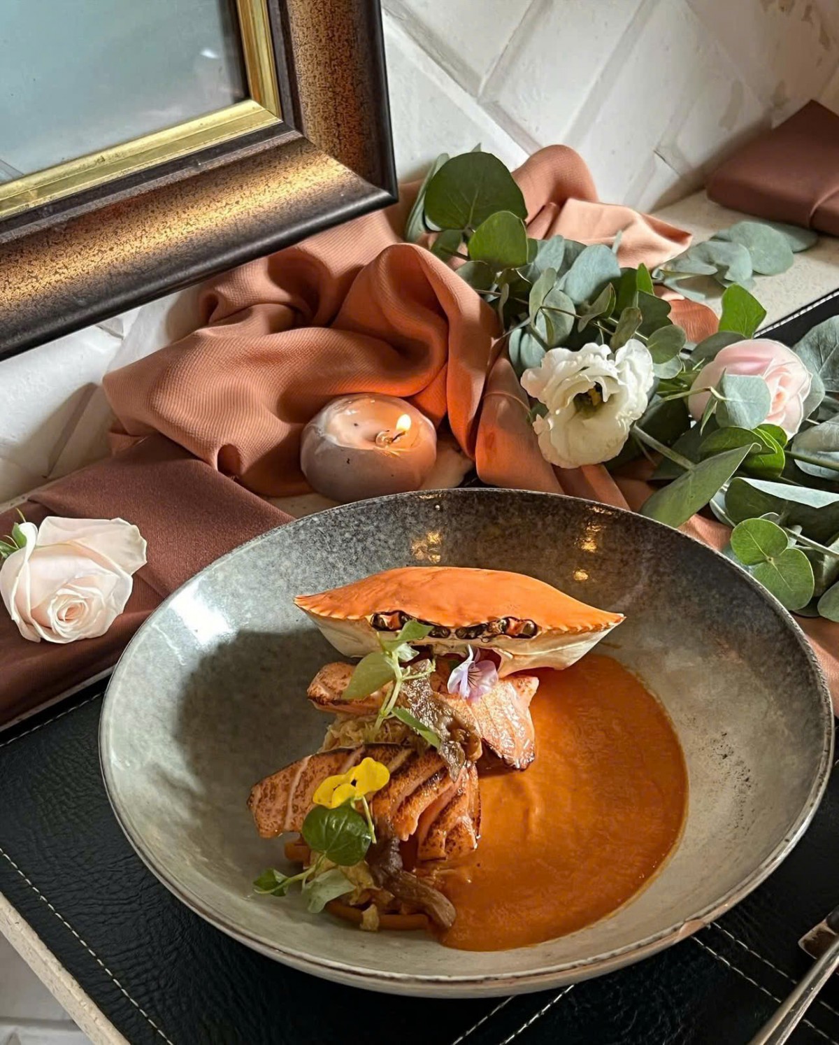 Nhiều set món ăn được trang trí lộng lẫy với nến và hoa hồng, tạo không gian rất ấm cúng. Ảnh: Huyền Trang Nhiều set món ăn được trang trí lộng lẫy với nến và hoa hồng, tạo không gian rất ấm cúng. Ảnh: Huyền Trang