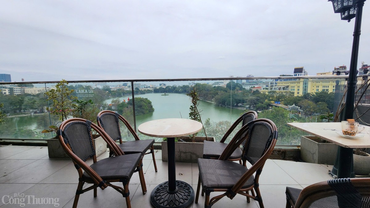 Tầm nhìn từ tòa Hàm Cá Mập ra Hồ Hoàn Kiếm. Ảnh: Phương Cúc Tầm nhìn từ tòa Hàm Cá Mập ra Hồ Hoàn Kiếm. Ảnh: Phương Cúc