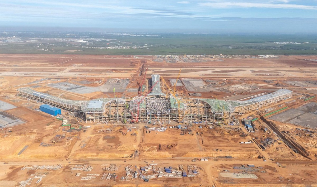 nhiều hạng mục quan trọng nhà ga hành khách, đường băng, sân đỗ, tuyến giao thông kết nối đều đang trong quá trình tăng tốc chạy đua về đích. nhiều hạng mục quan trọng nhà ga hành khách, đường băng, sân đỗ, tuyến giao thông kết nối đều đang trong quá trình tăng tốc chạy đua về đích.