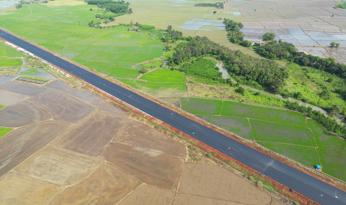 Hiện toàn tuyến dài 19,5 km đã hoàn thành lớp thảm nhựa thứ hai, các nhà thầu đang chuẩn bị đổ lớp nhựa cuối cùng vào tuần sau. Các hạng mục như hàng rào, lề đường, và rãnh dọc cũng đang được thi công. Trong ảnh: Đoạn cao tốc cuối tuyến chạy qua cánh đồng ở TP. Bà Rịa. Hiện toàn tuyến dài 19,5 km đã hoàn thành lớp thảm nhựa thứ hai, các nhà thầu đang chuẩn bị đổ lớp nhựa cuối cùng vào tuần sau. Các hạng mục như hàng rào, lề đường, và rãnh dọc cũng đang được thi công. Trong ảnh: Đoạn cao tốc cuối tuyến chạy qua cánh đồng ở TP. Bà Rịa.