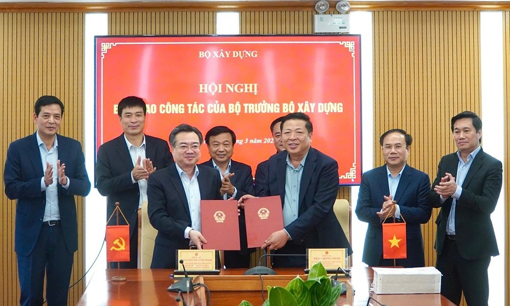 Lễ ký kết bàn giao 6 nội dung theo Nghị định số 52/2022/NĐ-CP ngày 8/8/2022 giữa đồng chí Nguyễn Thanh Nghị, Phó Bí thư Thường trực Thành ủy Thành phố Hồ Chí Minh và Bộ trưởng Bộ Xây dựng Trần Hồng Minh. Ảnh: Báo Xây dựng Lễ ký kết bàn giao 6 nội dung theo Nghị định số 52/2022/NĐ-CP ngày 8/8/2022 giữa đồng chí Nguyễn Thanh Nghị, Phó Bí thư Thường trực Thành ủy Thành phố Hồ Chí Minh và Bộ trưởng Bộ Xây dựng Trần Hồng Minh. Ảnh: Báo Xây dựng