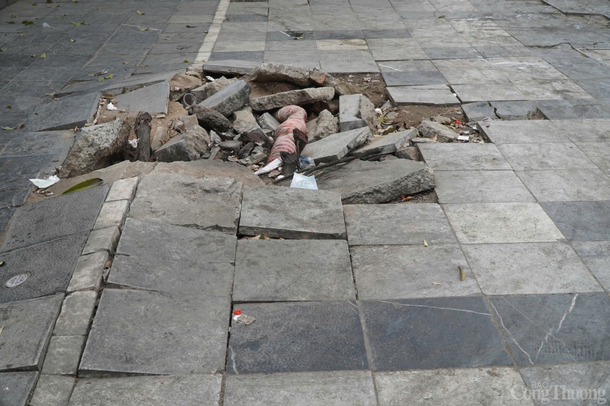 Hà Nội: Nhiều vỉa hè nghi bị cày xới