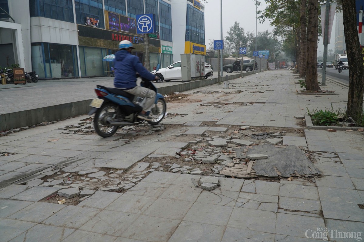 Hà Nội: Nhiều vỉa hè nghi bị cày xới