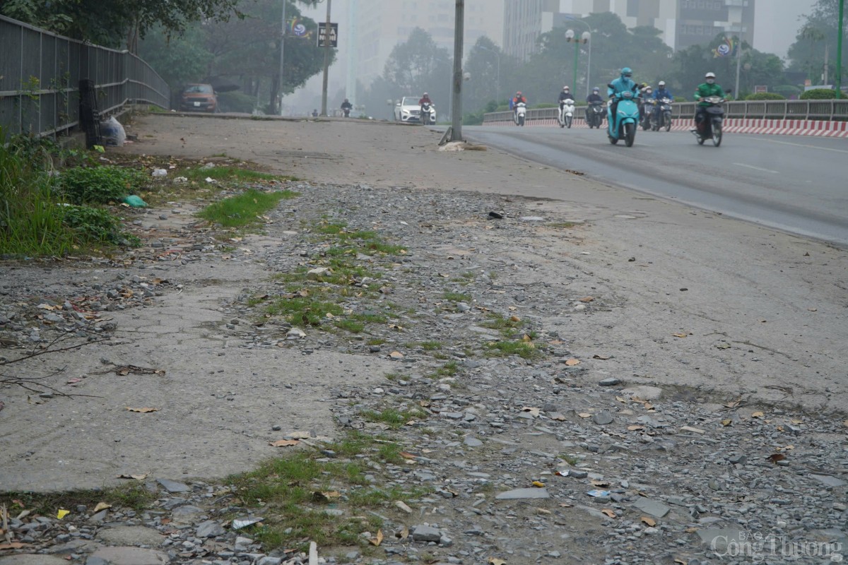 Hà Nội: Nhiều vỉa hè nghi bị cày xới