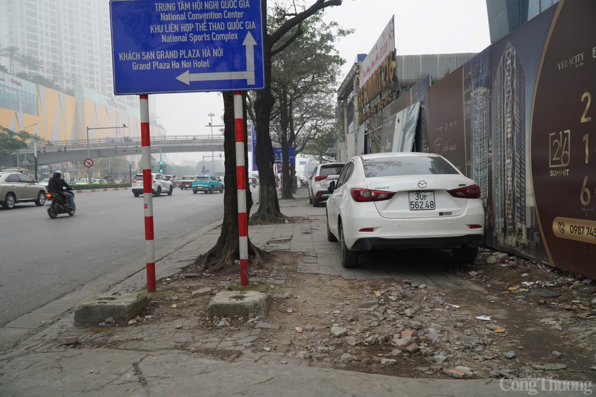 Hà Nội: Nhiều vỉa hè nghi bị cày xới