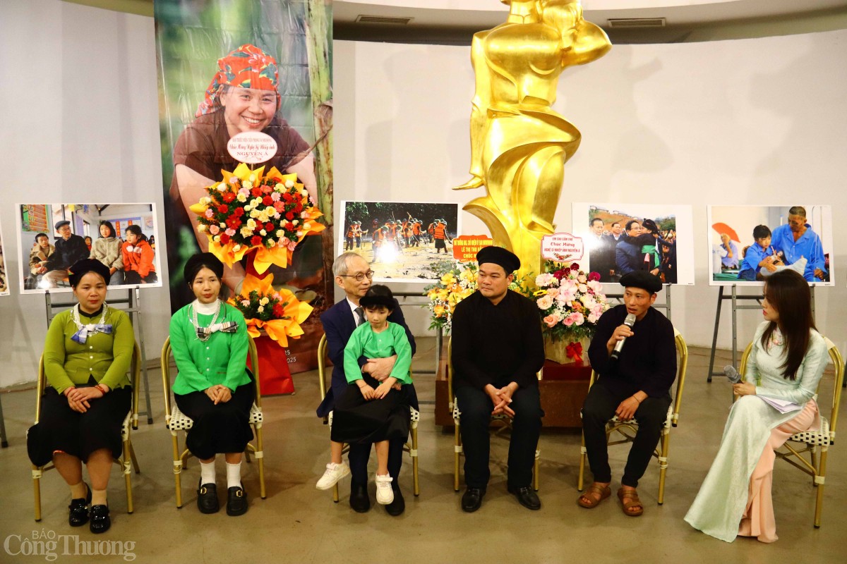 Người dân Làng Nủ tham dự, chia sẻ về đời sống tại buổi triển lãm. Người dân Làng Nủ tham dự, chia sẻ về đời sống tại buổi triển lãm.