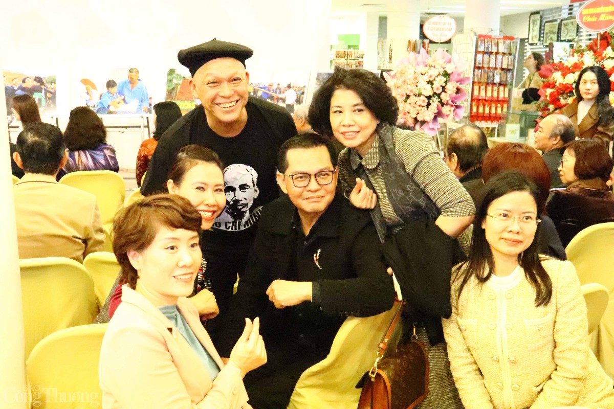 Nhiều nghệ sĩ, trong đó có NSND Trung Hiếu tham dự và chúc mừng nhiếp ảnh gia Nguyễn Á. Ảnh: Lê An Nhiều nghệ sĩ, trong đó có NSND Trung Hiếu tham dự và chúc mừng nhiếp ảnh gia Nguyễn Á. Ảnh: Lê An