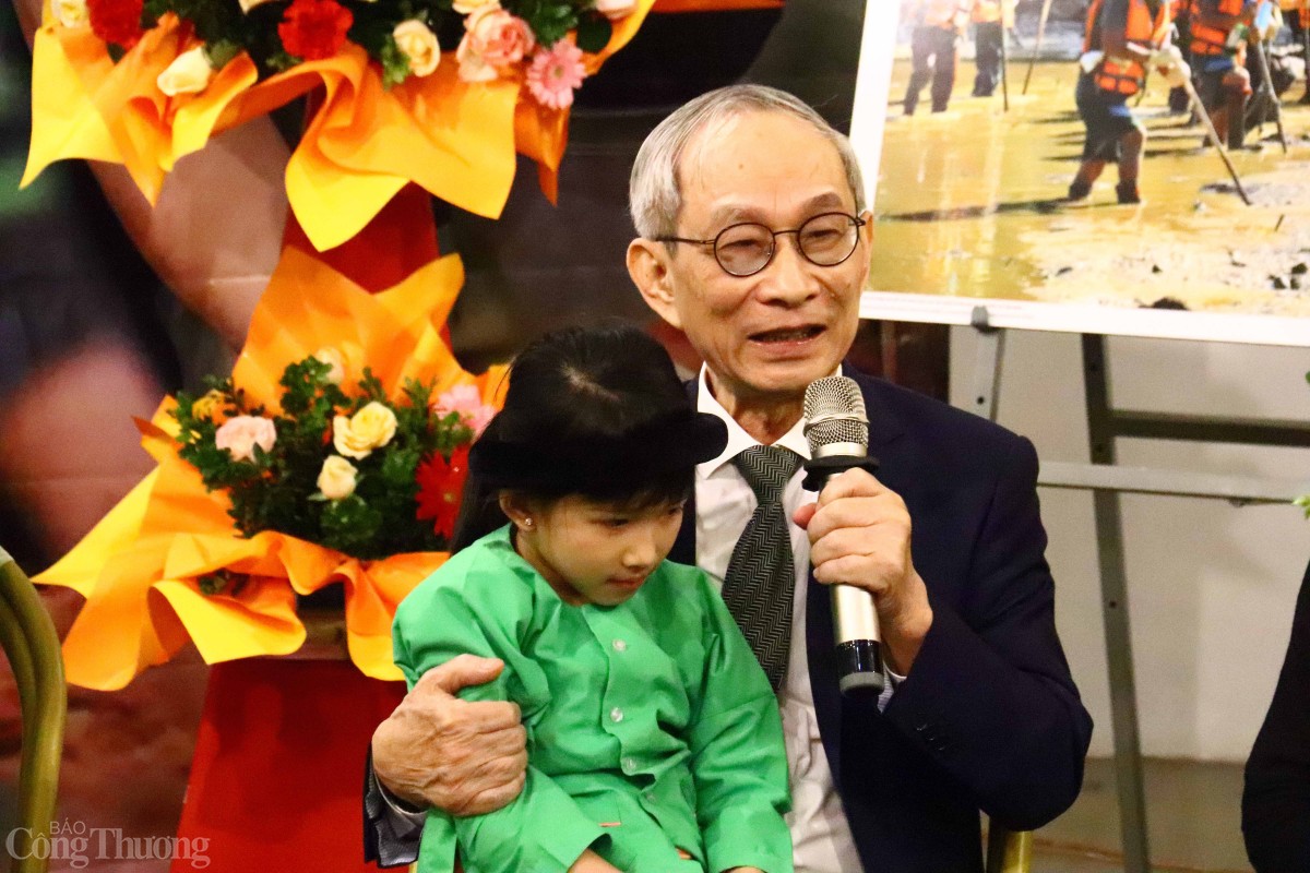 Nhà giáo Nhà giáo Nguyễn Xuân Khang, Chủ tịch Hội đồng kiêm Trường Marie Curie (Hà Nộ) cùng em Nguyễn Thị Tuynh, một trong những đứa trẻ tại Làng Nủ được thầy Khang nhận nuôi sau cơn bão Yagi. Ảnh: Lê An Nhà giáo Nhà giáo Nguyễn Xuân Khang, Chủ tịch Hội đồng kiêm Trường Marie Curie (Hà Nộ) cùng em Nguyễn Thị Tuynh, một trong những đứa trẻ tại Làng Nủ được thầy Khang nhận nuôi sau cơn bão Yagi. Ảnh: Lê An