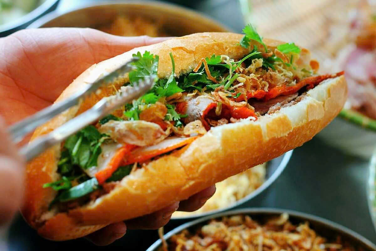 Bánh mì Hà Nội với lớp vỏ giòn rụm, nhân bên trong là patê béo ngậy, xá xíu, chả, trứng ốp la và dưa chuột, thêm chút nước sốt đậm đà sẽ khiến thực khách xiêu lòng. Đặc biệt, khi kết hợp cùng một cốc sữa đậu nành hoặc tào phớ, bữa sáng sẽ càng thêm tròn vị Bánh mì Hà Nội với lớp vỏ giòn rụm, nhân bên trong là patê béo ngậy, xá xíu, chả, trứng ốp la và dưa chuột, thêm chút nước sốt đậm đà sẽ khiến thực khách xiêu lòng. Đặc biệt, khi kết hợp cùng một cốc sữa đậu nành hoặc tào phớ, bữa sáng sẽ càng thêm tròn vị