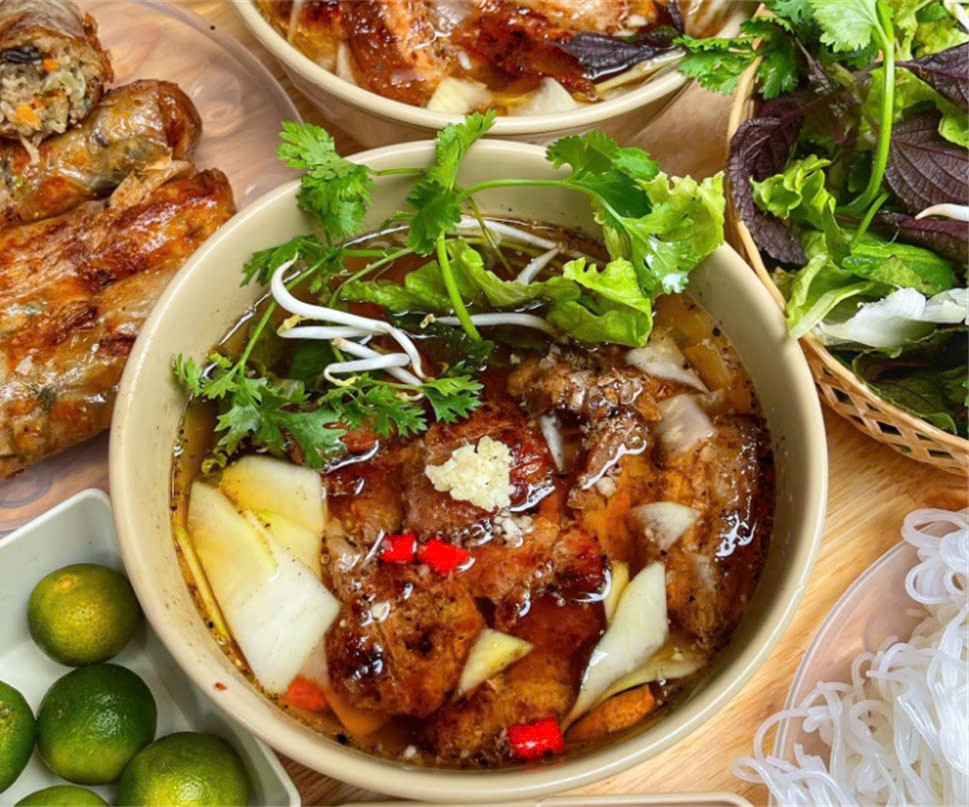 Bún chả – một trong những biểu tượng ẩm thực Hà Nội, luôn có sức hút khó cưỡng. Những miếng chả nướng thơm lừng, hòa quyện cùng nước mắm chua ngọt và bún trắng mềm tạo nên hương vị đặc trưng không thể tìm thấy ở đâu khác Bún chả – một trong những biểu tượng ẩm thực Hà Nội, luôn có sức hút khó cưỡng. Những miếng chả nướng thơm lừng, hòa quyện cùng nước mắm chua ngọt và bún trắng mềm tạo nên hương vị đặc trưng không thể tìm thấy ở đâu khác