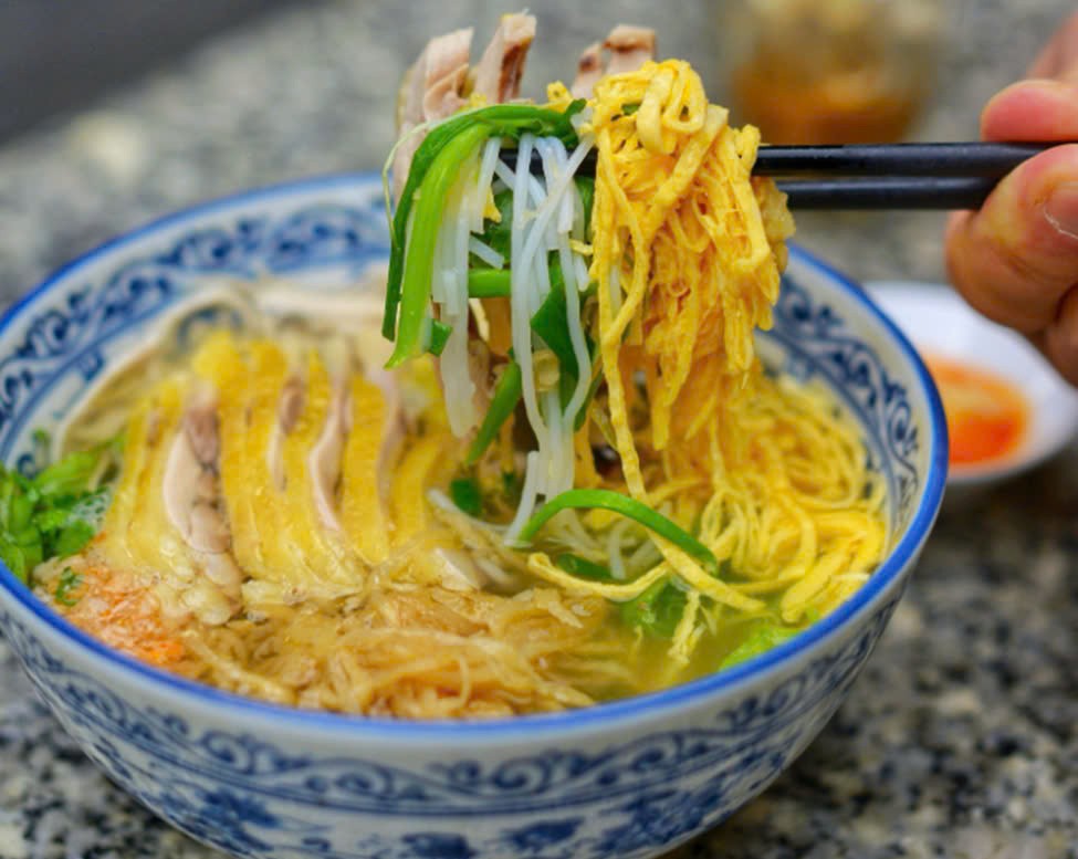 Bún thang – món ăn thanh tao và tinh tế – cũng là lựa chọn đáng cân nhắc. Từng sợi bún nhỏ trắng muốt kết hợp với thịt gà xé, trứng tráng mỏng thái sợi, giò lụa, nấm hương, hành lá và nước dùng trong vắt tạo nên một hương vị hài hòa, chuẩn chất Hà Thành Bún thang – món ăn thanh tao và tinh tế – cũng là lựa chọn đáng cân nhắc. Từng sợi bún nhỏ trắng muốt kết hợp với thịt gà xé, trứng tráng mỏng thái sợi, giò lụa, nấm hương, hành lá và nước dùng trong vắt tạo nên một hương vị hài hòa, chuẩn chất Hà Thành