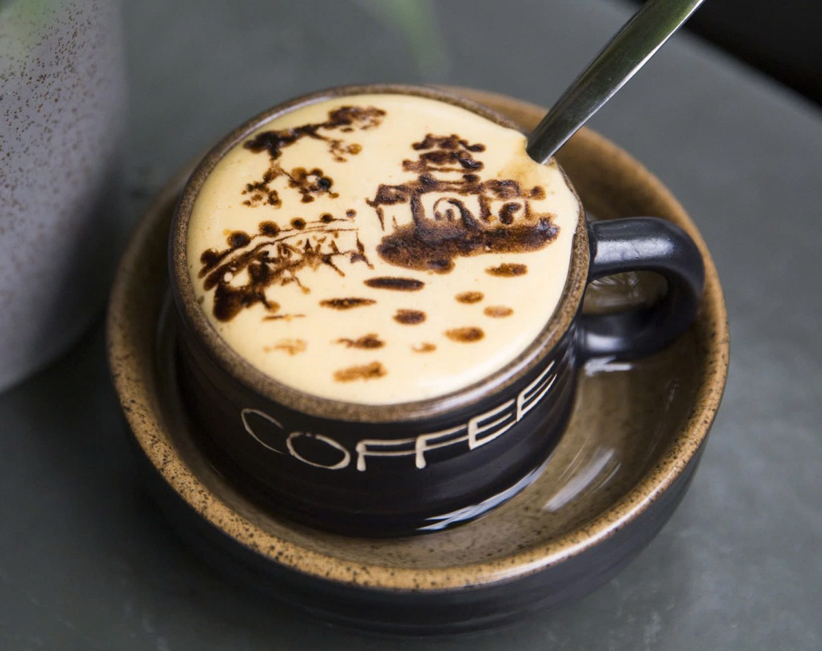 Một ly cà phê đậm đà, có thể là cà phê đen truyền thống hay trứng béo ngậy, sẽ giúp thực khách cảm nhận trọn vẹn nhịp sống bình dị mà đầy chất thơ của mảnh đất kinh kỳ. Một ly cà phê đậm đà, có thể là cà phê đen truyền thống hay trứng béo ngậy, sẽ giúp thực khách cảm nhận trọn vẹn nhịp sống bình dị mà đầy chất thơ của mảnh đất kinh kỳ.