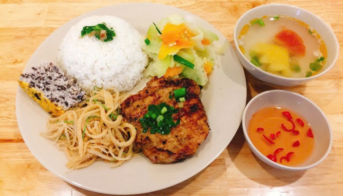 Ngoài ra, cơm tấm – vốn là đặc sản của miền Nam – cũng đã có chỗ đứng nhất định tại Hà Nội. Với hương vị thơm ngon đậm đà, cơm tấm Hà Nội được biến tấu để phù hợp với khẩu vị người Bắc, trở thành một lựa chọn thú vị cho bữa trưa Ngoài ra, cơm tấm – vốn là đặc sản của miền Nam – cũng đã có chỗ đứng nhất định tại Hà Nội. Với hương vị thơm ngon đậm đà, cơm tấm Hà Nội được biến tấu để phù hợp với khẩu vị người Bắc, trở thành một lựa chọn thú vị cho bữa trưa