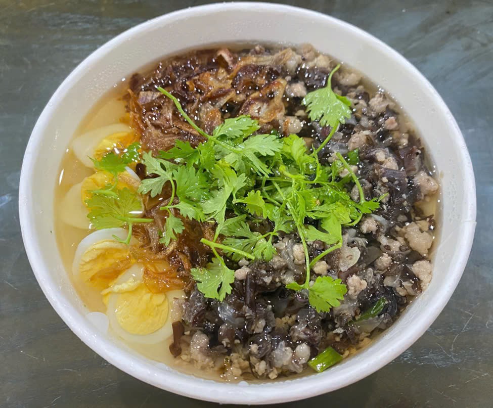 Bánh đúc nóng với phần nhân thịt băm xào mộc nhĩ đậm đà, hòa quyện với lớp bột bánh dẻo mịn, ăn cùng nước mắm chua ngọt tạo nên một hương vị vô cùng lôi cuốn Bánh đúc nóng với phần nhân thịt băm xào mộc nhĩ đậm đà, hòa quyện với lớp bột bánh dẻo mịn, ăn cùng nước mắm chua ngọt tạo nên một hương vị vô cùng lôi cuốn